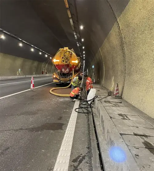 天河隧道排水渠清淤